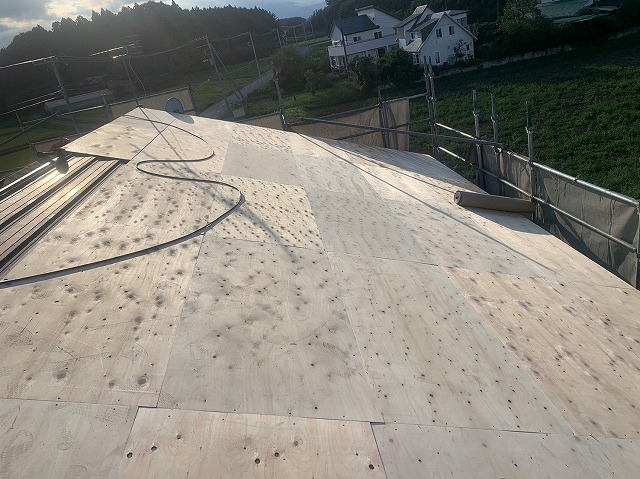 スレート屋根から横暖ルーフを使った屋根カバー工事を行いました！川口市屋根カバー工事　横暖ルーフαｓ　ニチハ　センタールーフ　スレートボロボロ　ガルバリウム鋼板　